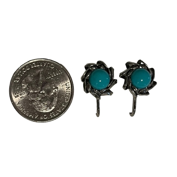 Vintage Silver Tone Clip On Earrings with Turquoise Cabochon - Picture 8 of 8